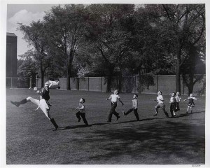 Drum_major_and_children_University_of_MichiganAlfred_Eisenstaedt__7322